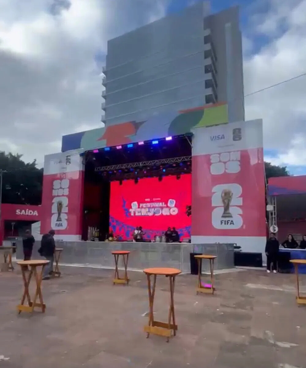 Cobertura de palco na transmissão de jogos da Copa no Largo da Batata